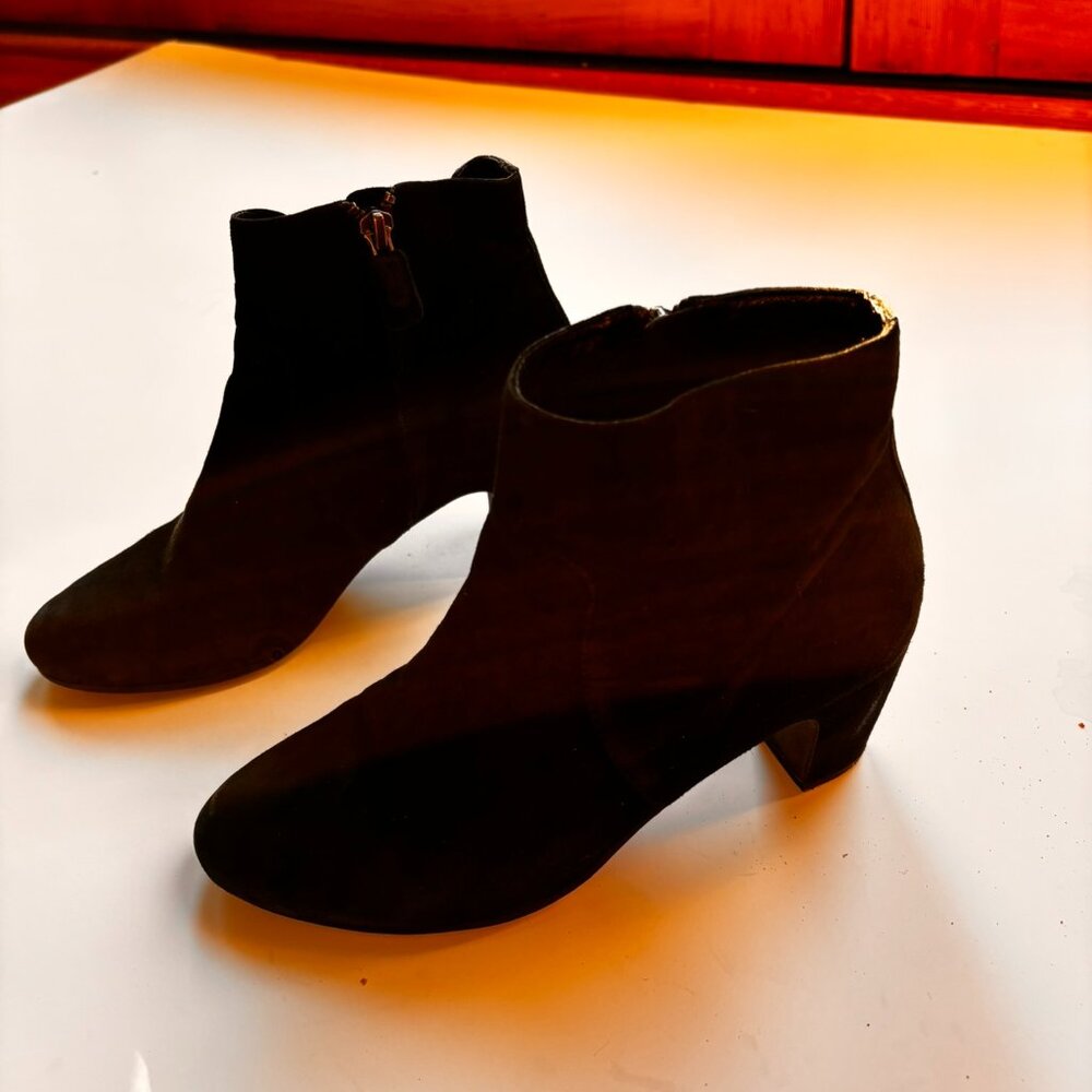 Elegant EF suede all-year ankle booties.Very well cared for suede. Sz 6.